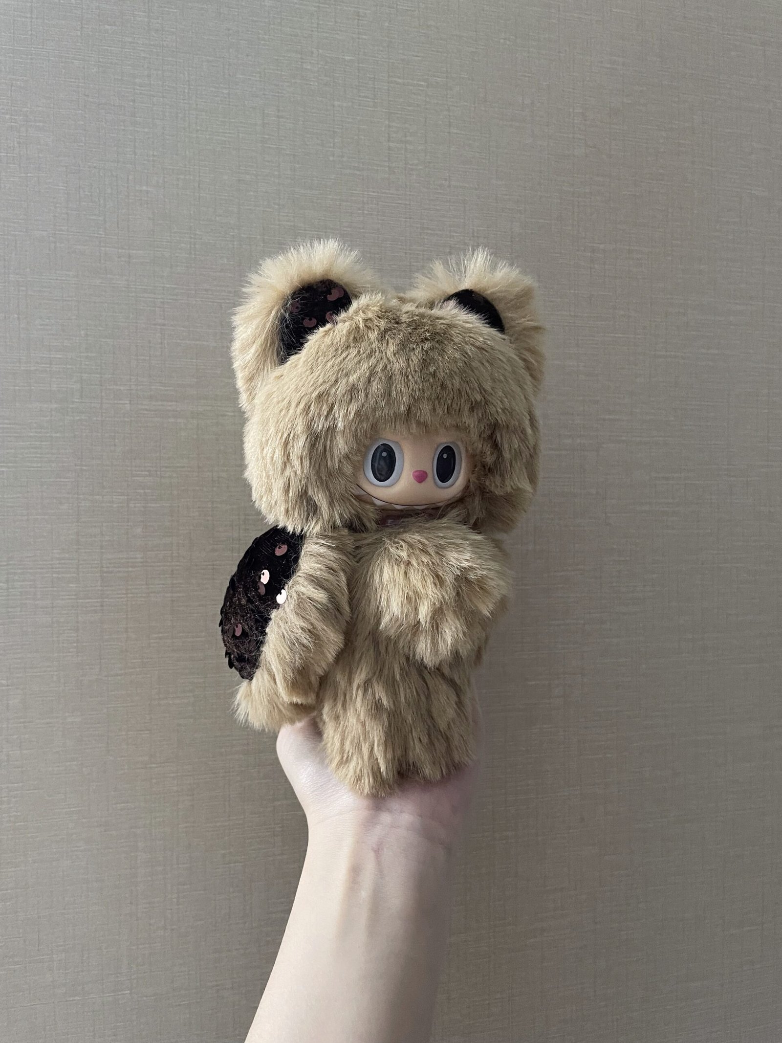 18cm Handmade Custom Light brown with Glitter Magnetic Heart Labubu vinyl plush pendant - Image 2