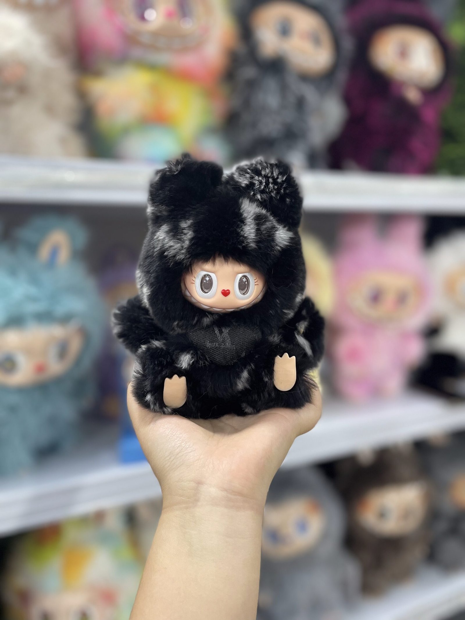 18cm Handmade real fur designer sitting bunny with magnetic heart Labubu vinyl plush pendant (all the colors) - Image 5